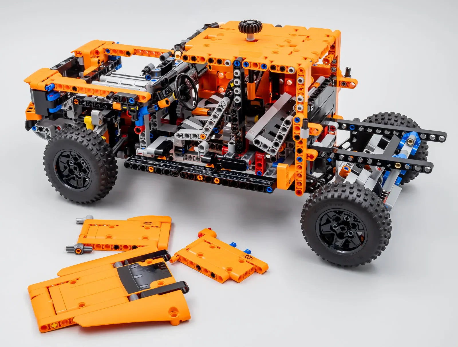 (75% OFF) Ford Raptor F-150 com mecânica real e um Motor V6 com pistões que se movimentam (1379 peças)