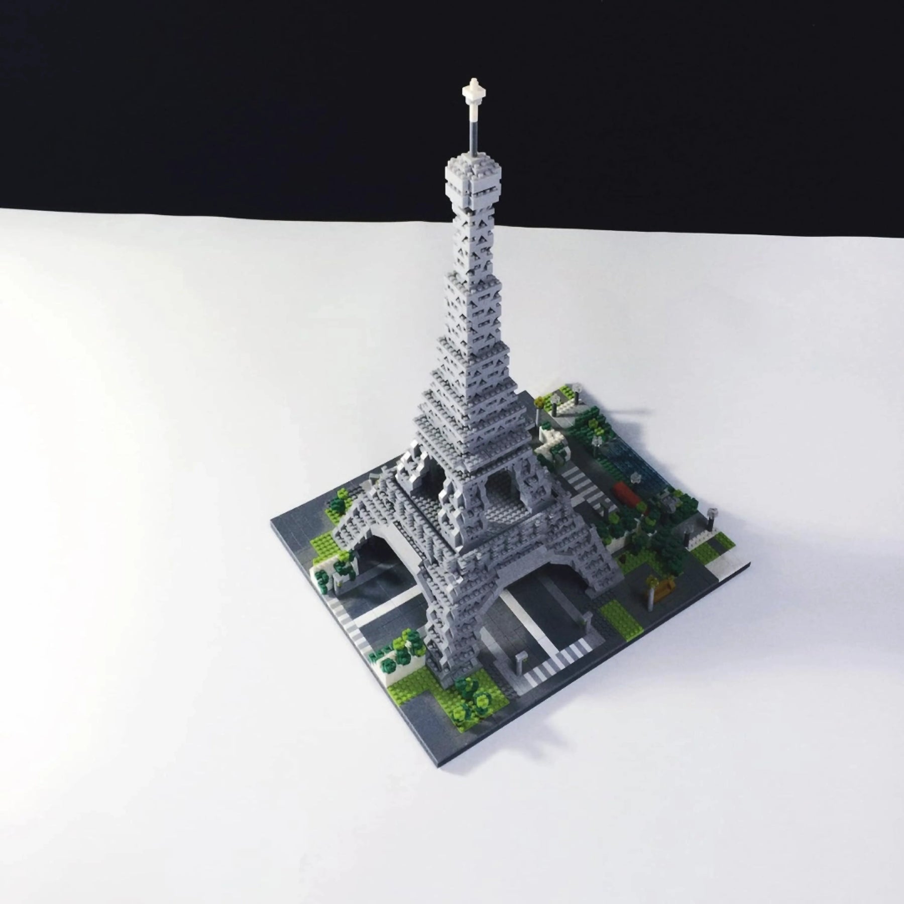 Torre Eiffel (3585 micro-peças)