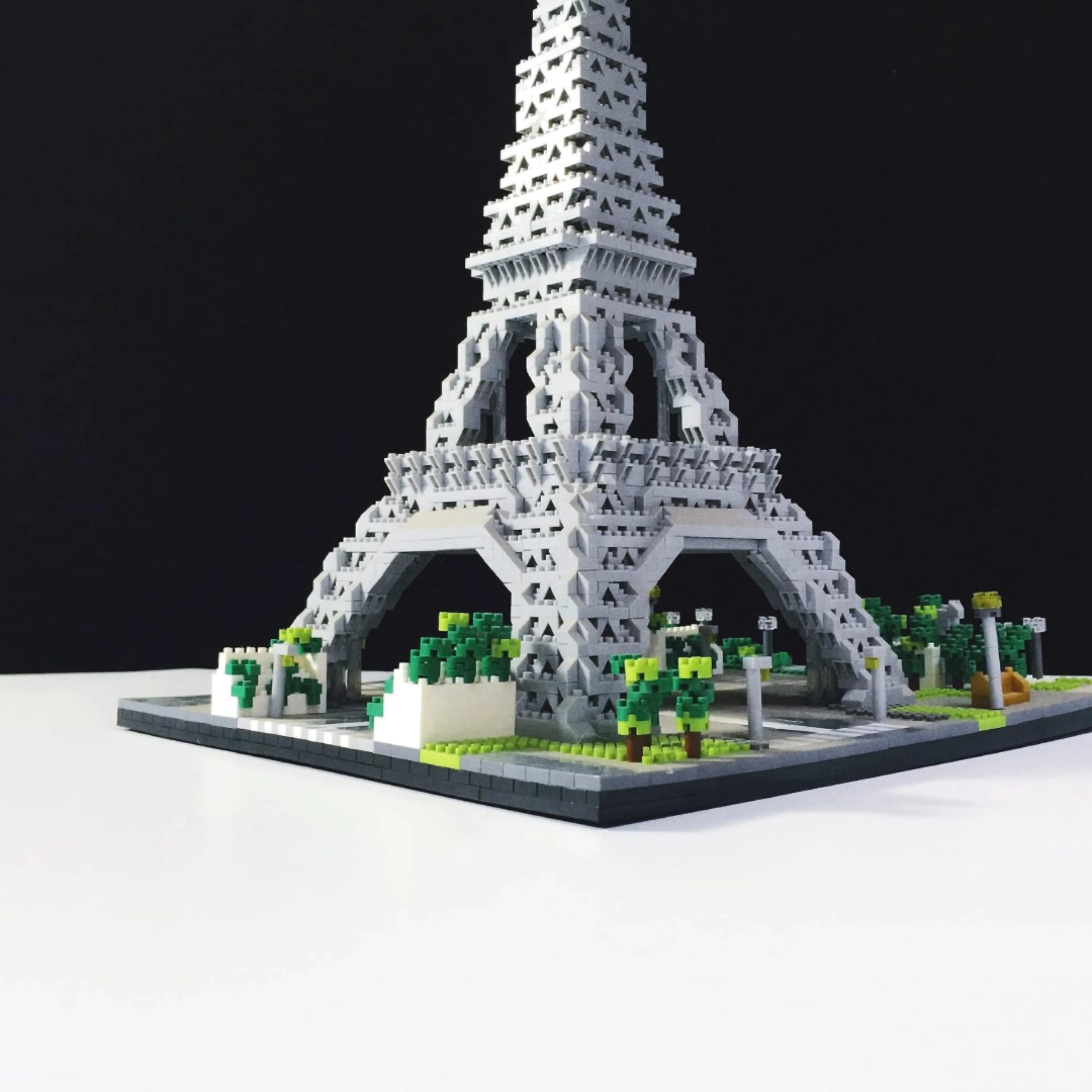 Torre Eiffel (3585 micro-peças)