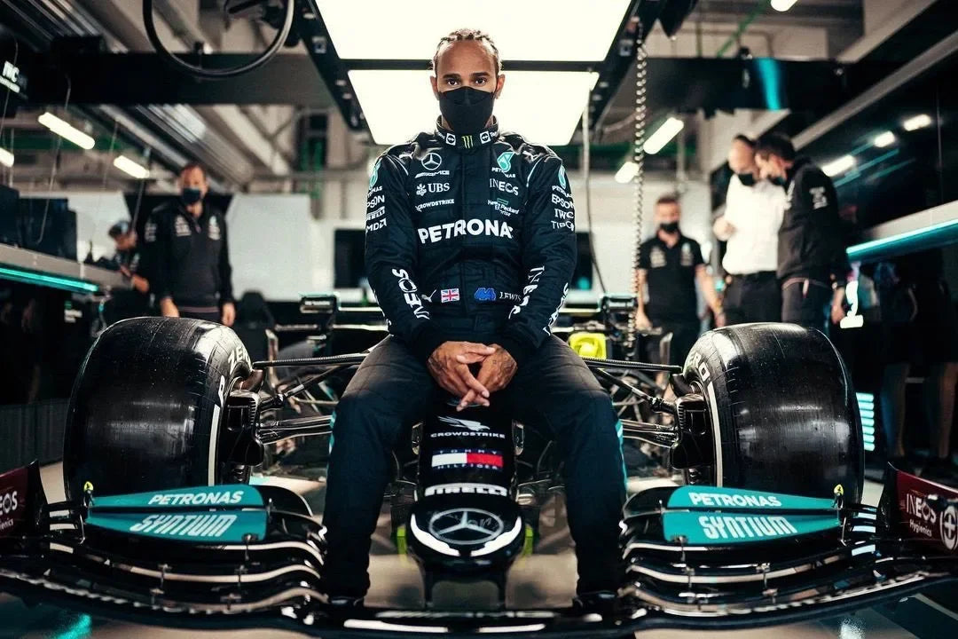 (74% OFF) F1 do HEPTACAMPEÃO MUNDIAL Lewis Hamilton (1642 peças)